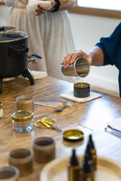 大豆蜡烛工坊。液体大豆蜡。蜡烛。图片下载