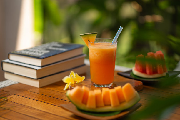 照片的新鲜饮料西瓜和甜瓜在选择性焦点果汁图片下载