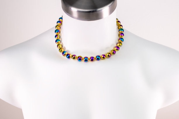 独特的美丽的项链上的女人一个白色的人体模型，复古珠宝的概念，宣传照片为网上珠宝店图片下载
