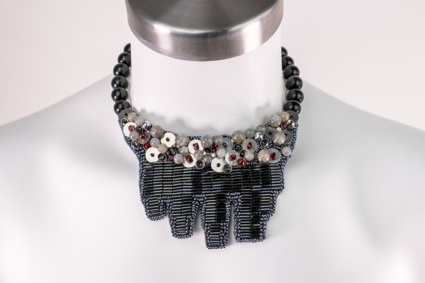 独特的美丽的项链上的女人一个白色的人体模型，复古珠宝的概念，宣传照片为网上珠宝店图片下载