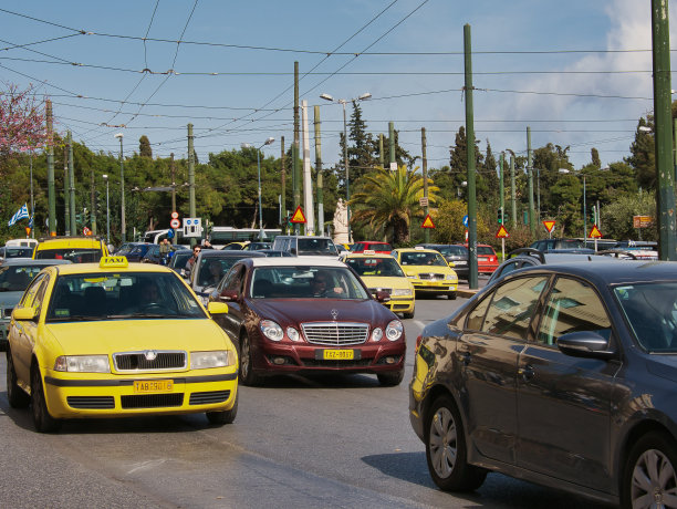 在希腊雅典市中心繁忙的街道上，汽车和出租车与道路交通图片下载