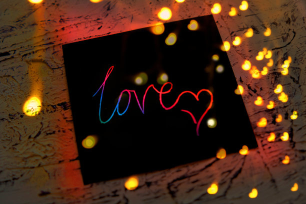 情人节我爱你。用于留言的艺术草稿纸。串灯，闪闪发光图片下载