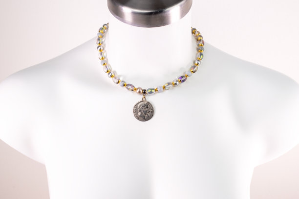 独特的美丽的项链上的女人一个白色的人体模型，复古珠宝的概念，宣传照片为网上珠宝店图片下载