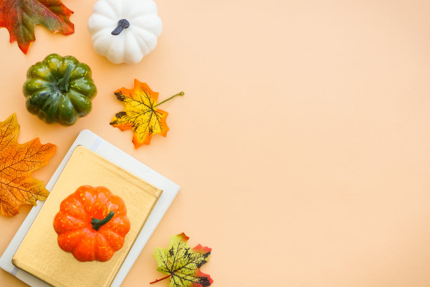 秋天的办公空间。秋平铺背景。图片下载