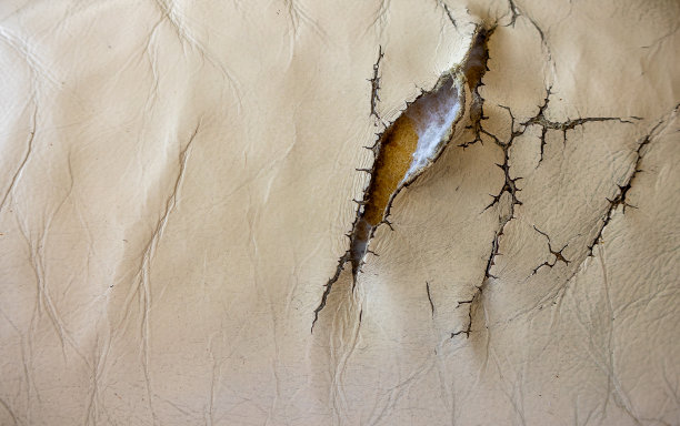 旧沙发真皮内饰，撕裂破损纹理背景。图片下载