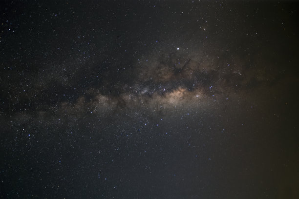 夜空中星光闪烁的银河系。山上的星光景观。美丽的夜空。图片下载