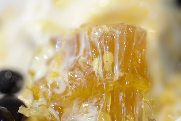 一张特写照片展示了蜂蜜味和奶油冰淇淋的美味组合，这是一道诱人的天然甜点图片下载