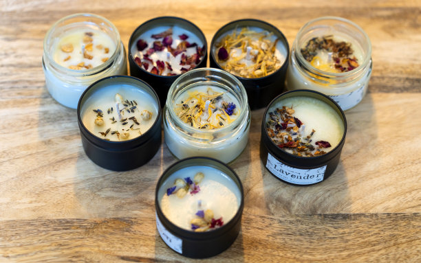大豆蜡烛工坊。有香味和装饰的手工大豆蜡烛。图片下载