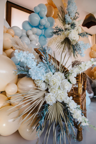 细节照片墙上装饰蓝色、棕色、灰色的气球，秋天用枯叶、鲜花装饰。时髦的秋季装饰。拱门上的气球。庆祝洗礼。男孩或女孩的生日聚会。特写镜头。图片下载