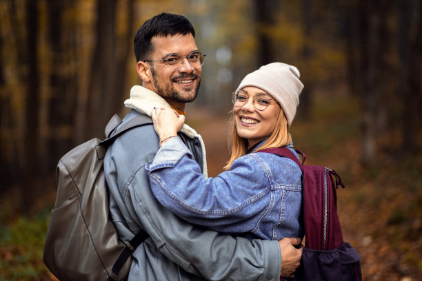 一对情侣在森林里散步的照片。图片下载