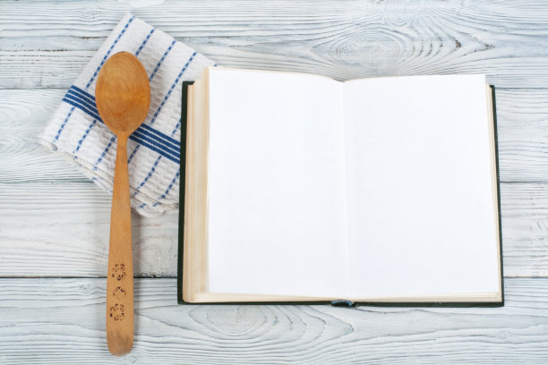 食谱烹饪空白书木制背景，勺子，擀面杖，方格桌布。俯视图图片下载