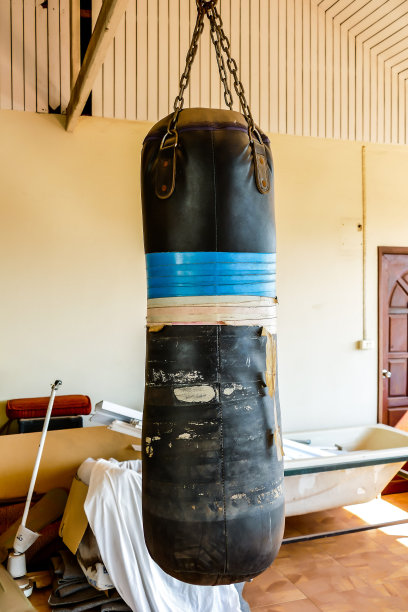 墙上挂着拳击手套，数码照片图片作为背景图片下载
