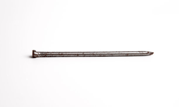 一个银色闪亮尖锐的金属指甲特写照片孤立的白色背景图片下载