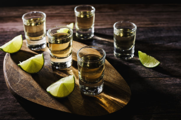 墨西哥龙舌兰酒加柠檬和盐在墨西哥，饮料和饮料图片下载