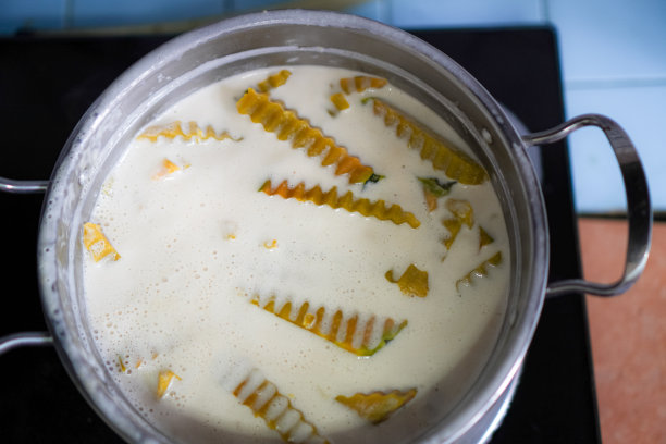 南瓜和新鲜椰奶一起在火锅里煮的图片。图片下载