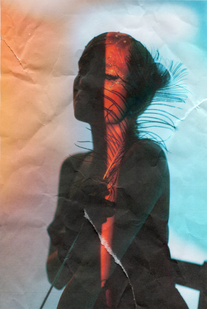 演播室里的金发女人。复古的风格。时装模特儿。扫描胶片照片。照片上有灰尘和划痕。图片下载