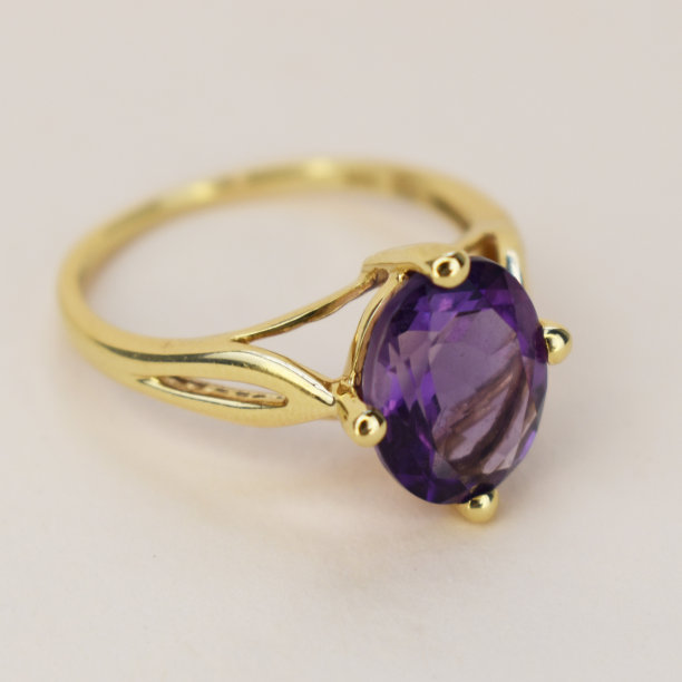 独特的戒指与彩色宝石晶体，复古珠宝的概念，宣传照片为网上珠宝店图片下载