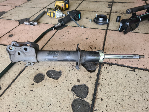 没有弹簧的二手车减震器。悬挂组件。库存图片图片下载