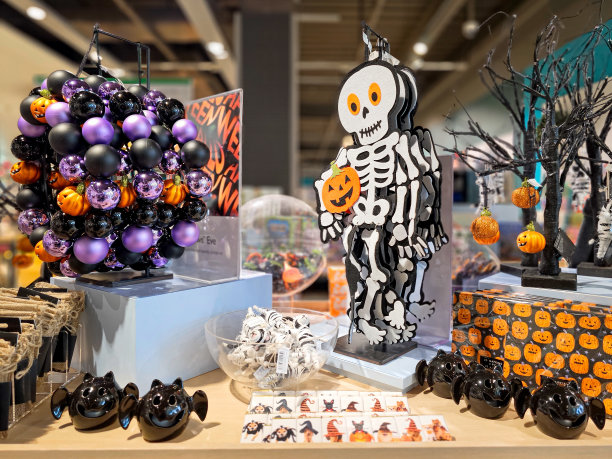 精选的万圣节装饰在商店展示图片下载