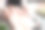 女花商包装美丽的花束与纸在桌子上，在桌面上俯瞰。高质量的照片图片下载