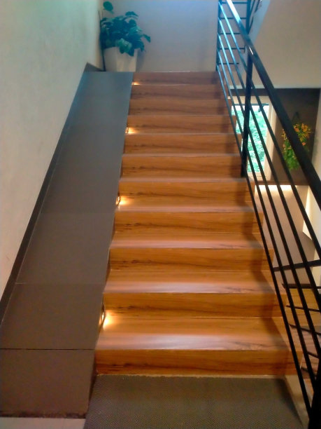 带有木制图案的现代楼梯图片下载