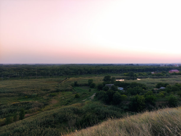 傍晚景观，森林，城市，山谷，植物管和日落图片下载