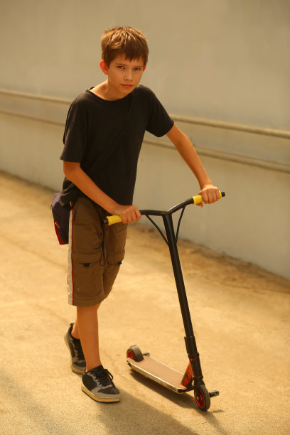 11岁男孩骑摩托车的照片图片下载