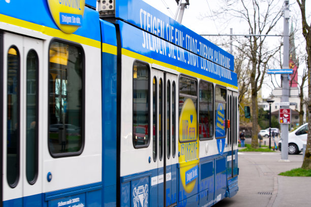 蓝色和黄色装饰的车辆，因为在乌克兰战争。图片下载