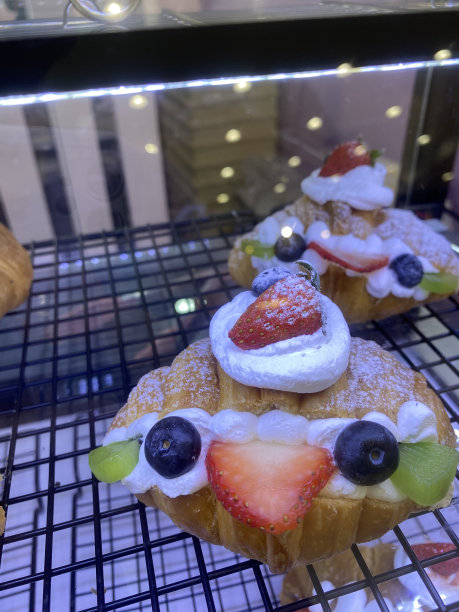 什锦水果牛角包图片下载