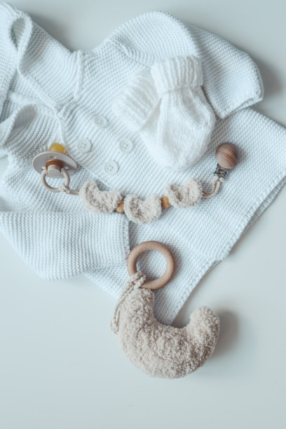 一套为新生儿设计的婴儿服装，颜色柔和，俯视图图片下载