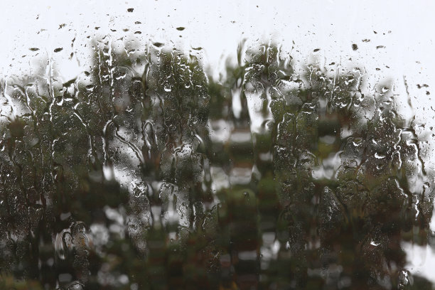 窗玻璃上的雨滴图片下载