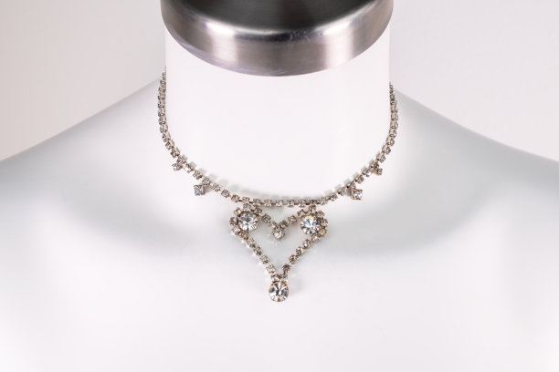 独特的美丽的项链上的女人一个白色的人体模型，复古珠宝的概念，宣传照片为网上珠宝店图片下载