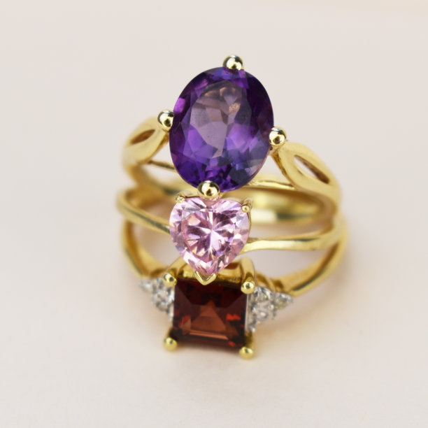 独特的戒指与彩色宝石晶体，复古珠宝的概念，宣传照片为网上珠宝店图片下载