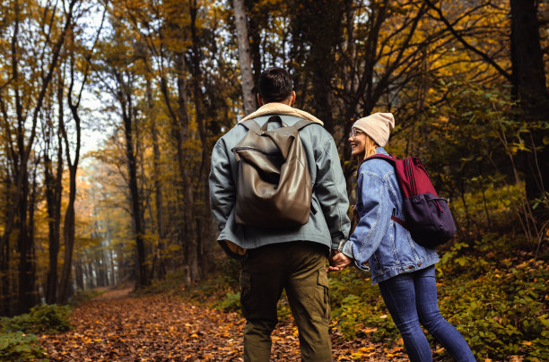 一对情侣在森林里散步的照片。图片下载