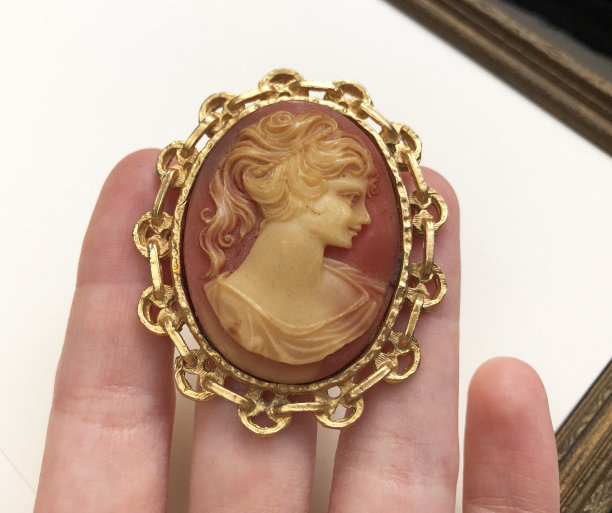 女人手上的老式金胸针，强调女性复古珠宝，网上珠宝店的宣传照片图片下载