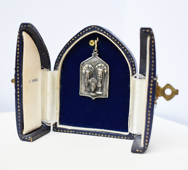 独特的美丽的项链为妇女，复古珠宝的概念，宣传照片为网上珠宝店图片下载