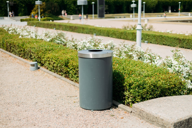 城市街道上公园的公共金属灰色垃圾桶。帮助减少浪费，帮助全球变暖。高质量照片图片下载