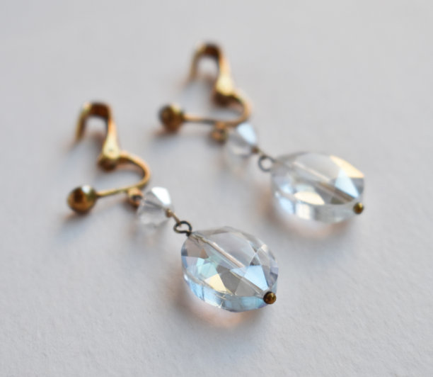 美丽的不寻常的耳环，口音复古的珠宝为妇女，宣传照片为网上珠宝店图片下载