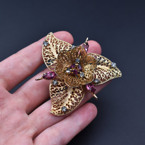 女人手上的老式金胸针，强调女性复古珠宝，网上珠宝店的宣传照片图片下载