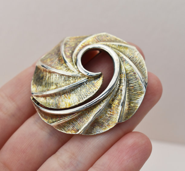 女人手上的老式金胸针，强调女性复古珠宝，网上珠宝店的宣传照片图片下载