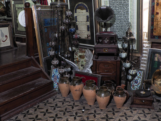 古董市场上出售的老式绣花留声机图片下载