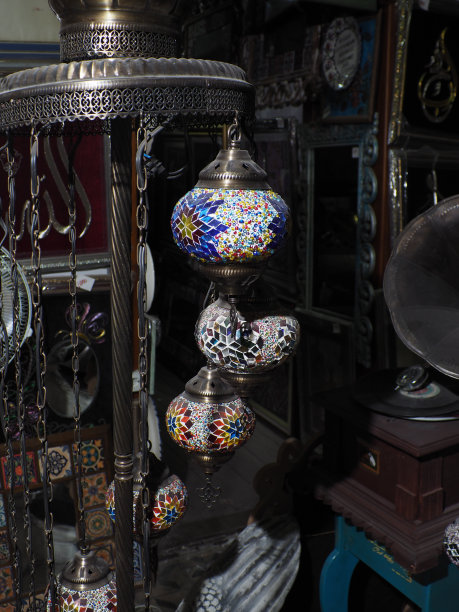 古董市场上出售的老式绣花留声机图片下载