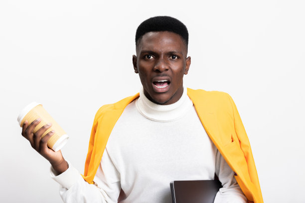 有吸引力的年轻创意专业平面设计师摄影师使用笔记本电脑编辑照片或创建设计，同时享受他的咖啡图片下载