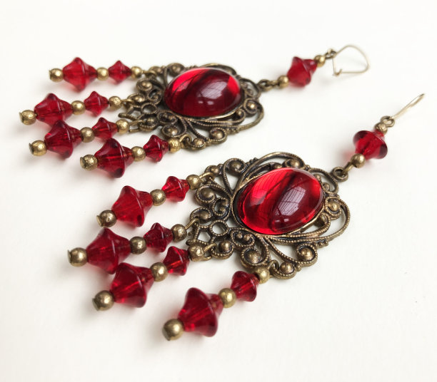 美丽的不寻常的耳环，口音复古的珠宝为妇女，宣传照片为网上珠宝店图片下载