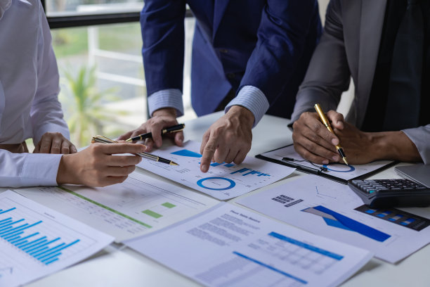 商人或会计团队分析图形数据图表和笔记本电脑仪表板准备统计报告和讨论财务数据分析市场数据。特写图像图片下载