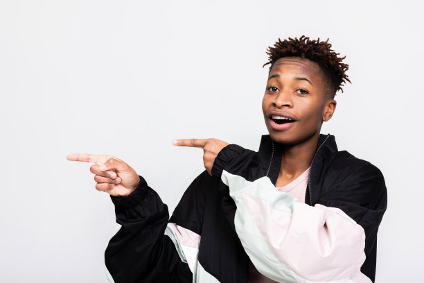 有吸引力的非洲裔美国人的照片，时髦的深色皮肤的模特在白色的背景下，在工作室孤立穿着时尚的时尚的衣服，表明在一边。广告横幅概念图片下载