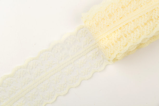 白色背景上的黄色蕾丝线轴图片下载