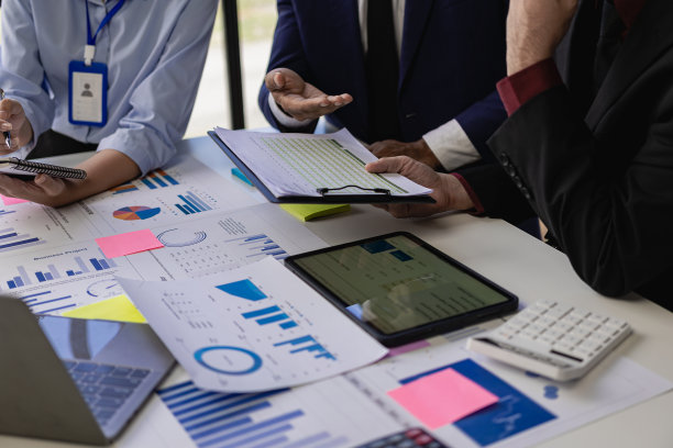 商人或会计团队分析图形数据图表和笔记本电脑仪表板准备统计报告和讨论财务数据分析市场数据。特写图像图片下载