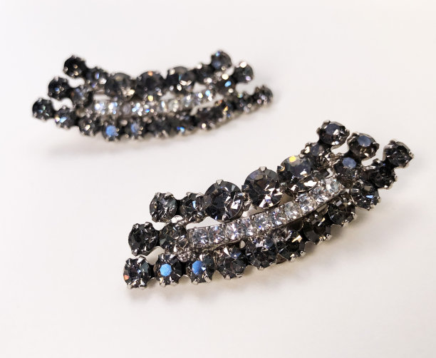 美丽的不寻常的耳环，口音复古的珠宝为妇女，宣传照片为网上珠宝店图片下载