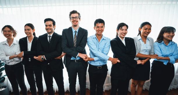 商务人士手拉手，排队。服装图片下载